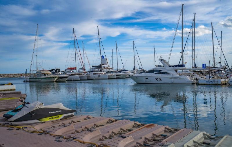 Harbour Heaven 2 Bed 2 Bath Apartment Steps from Duquesa Marina and Beach - image 2