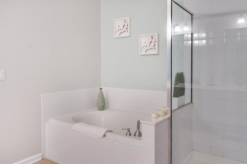 Three-Bedroom Apartment with Lake View image 3