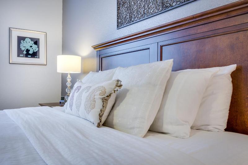 Luxury Three-Bedroom Apartment with Balcony image 4