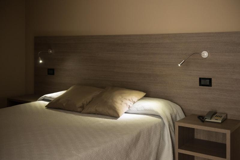 Double or Twin Room image 3