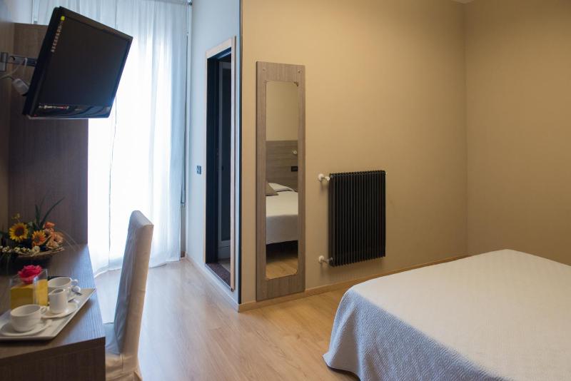 Double or Twin Room image 4