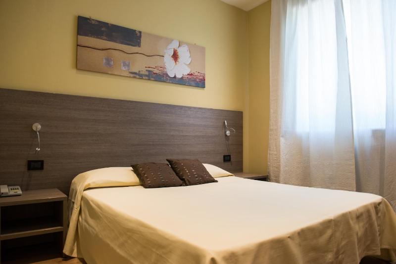 Double Room with French Bed image 3