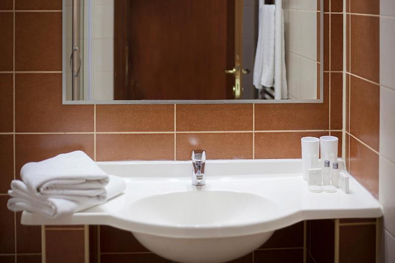 Standard Twin Room image 2