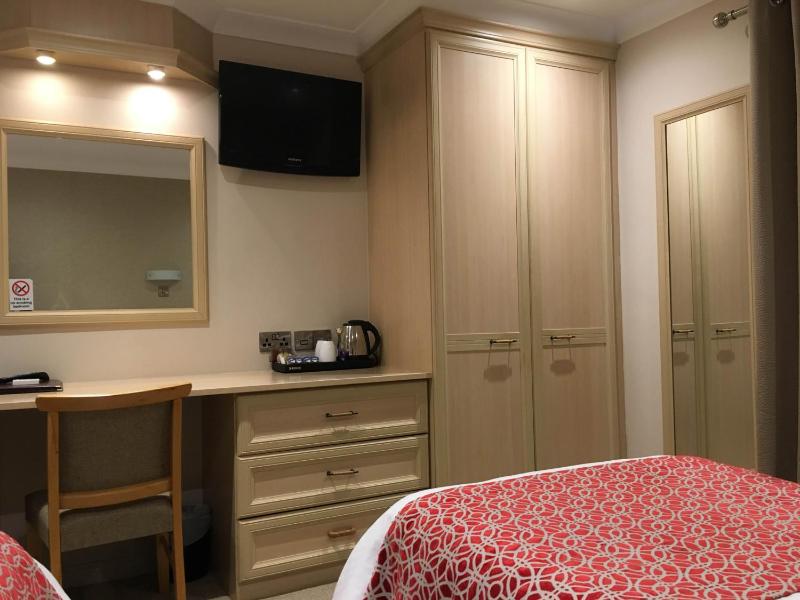 Classic Twin Room image 4