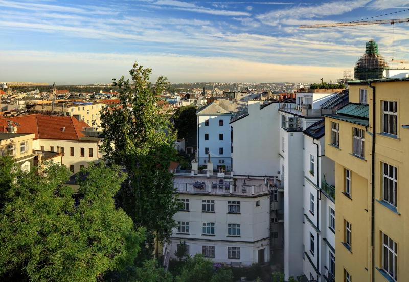 Triple Room with Garden View image 3