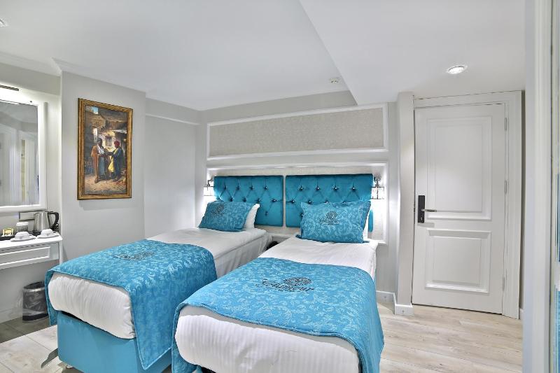 Two Connecting Double Rooms (No View) image 3