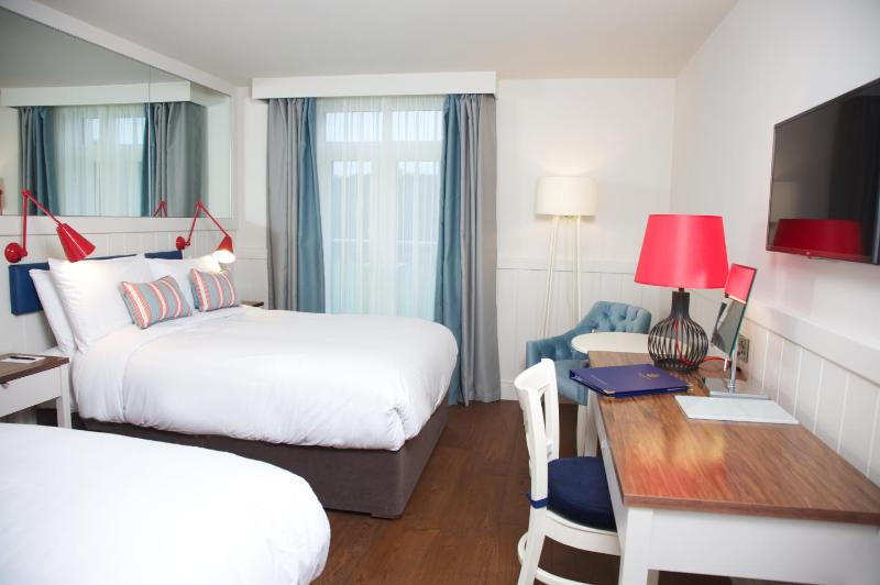 Standard Double Room image 3