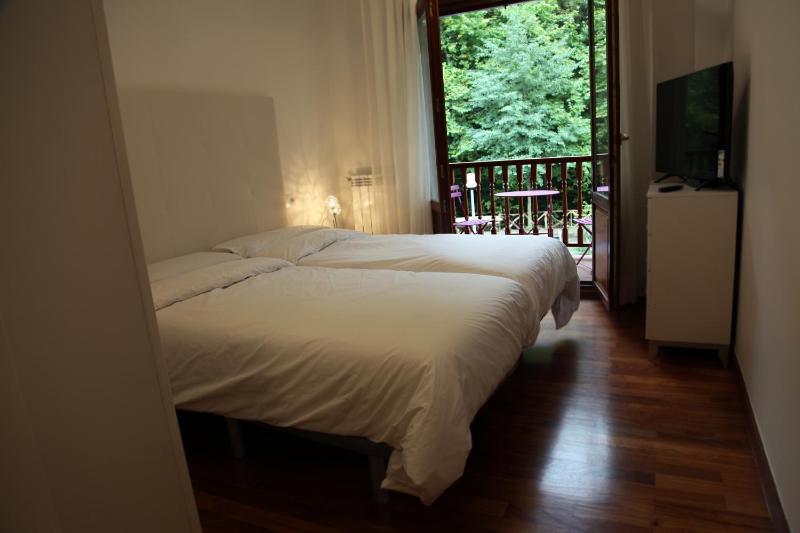 Standard Twin Room image 3