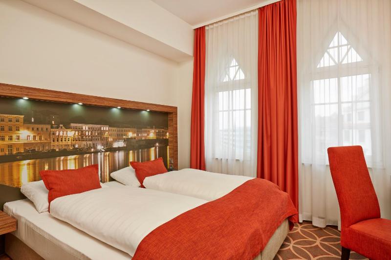 Queen Room image 4