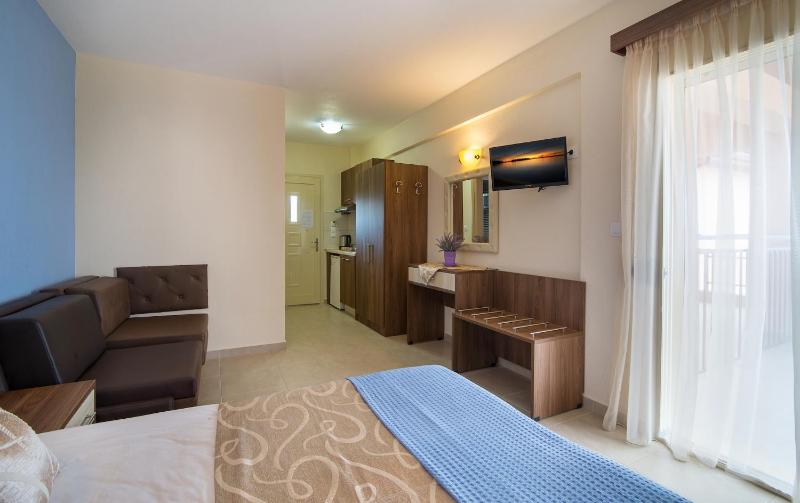 Deluxe Suite with Sea View image 3