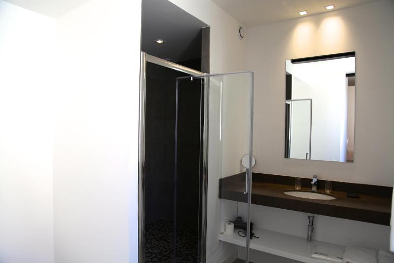 Deluxe One-Bedroom Apartment - 52m2 image 3