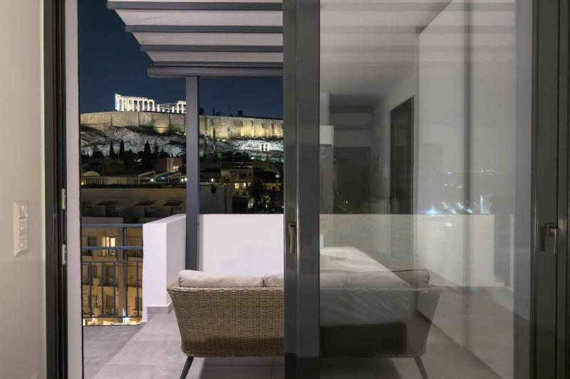 Cozy Deck Roof Apt at the Foothills of Acropolis - image 1