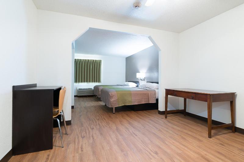 Deluxe Queen Room with Two Queen Beds - Smoking image 1