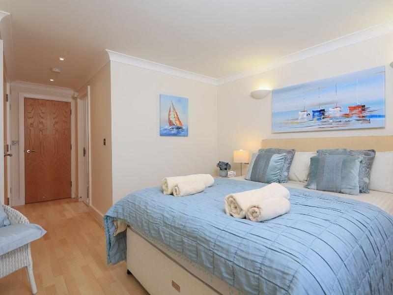8 Thurlestone Beach - image 3