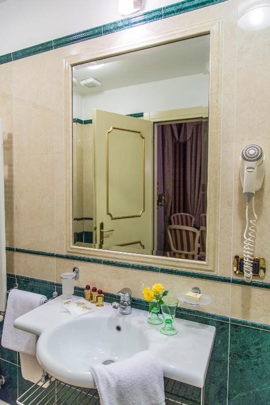 Deluxe Double Room with Canal View image 2