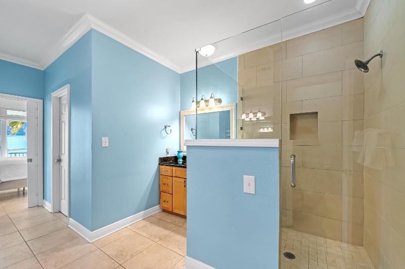 Family Tides Beach House - image 24