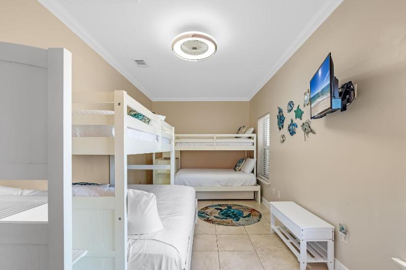Family Tides Beach House - image 13