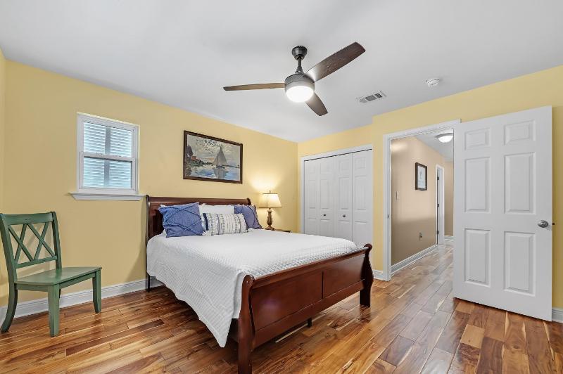 Family Tides Beach House - image 19