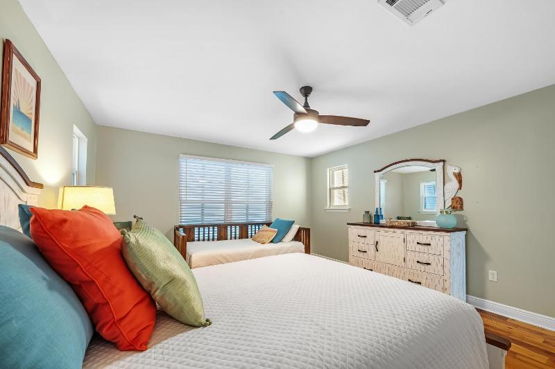 Family Tides Beach House - image 43
