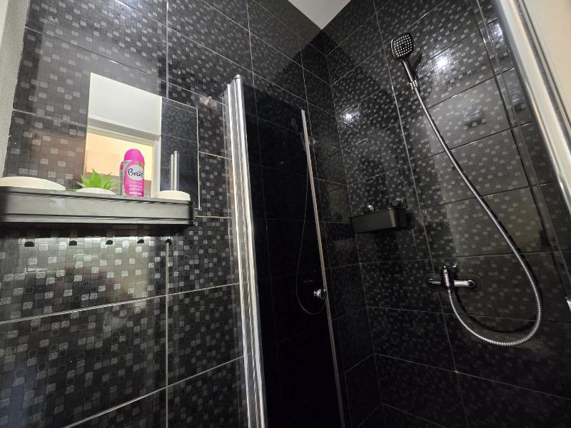 S8 Small studio apartment - image 10