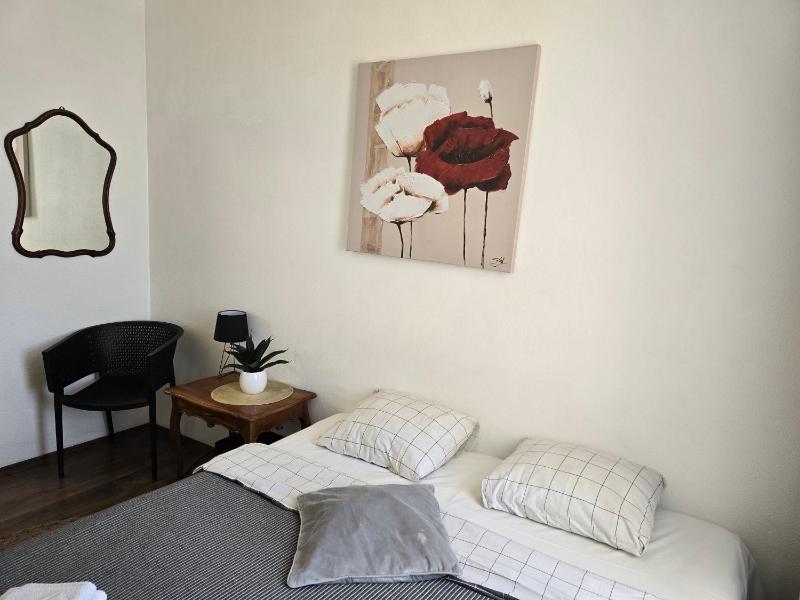 S8 Small studio apartment - image 21