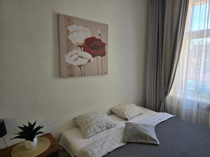 S8 Small studio apartment - image 4