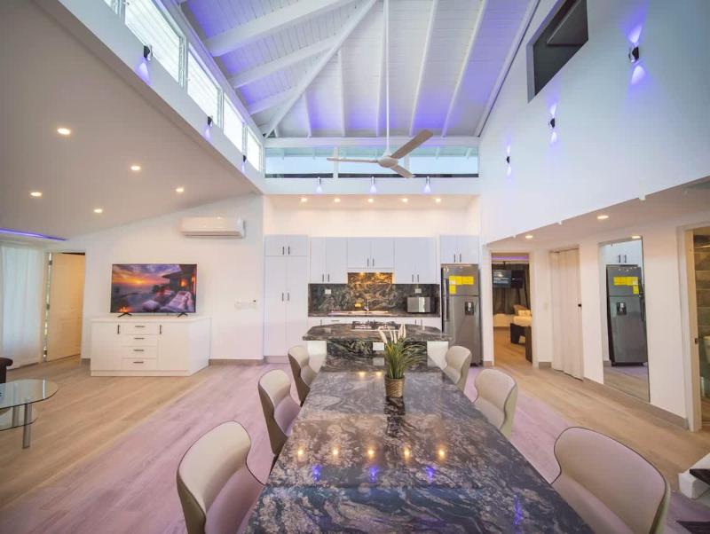 Luxury 3BR Penthouse 300m from beach - image 10