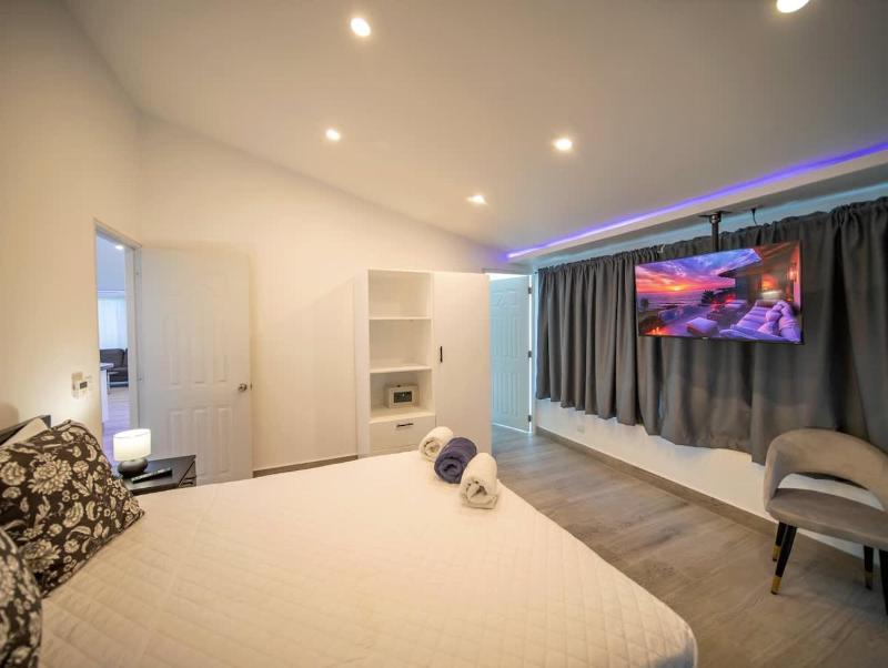 Luxury 3BR Penthouse 300m from beach - image 9