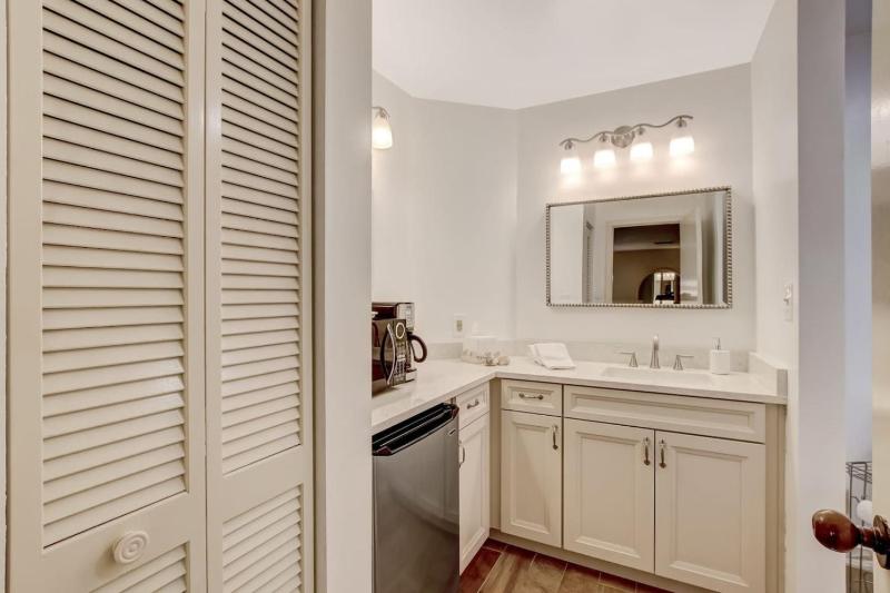 2338 Boxwood Lane-Courtside Villas - image 36