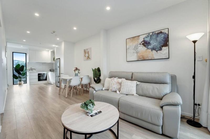 Takapuna Modern Townhouse | Parking nr Lake Pupuke - image 1