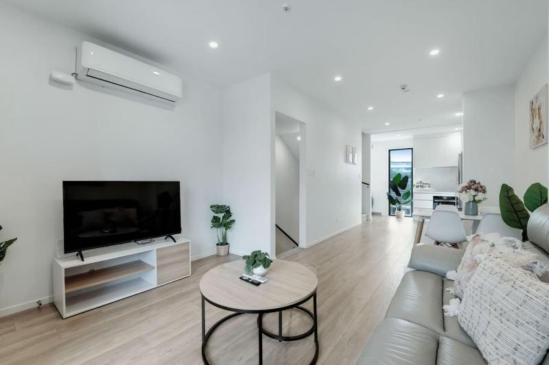 Takapuna Modern Townhouse | Parking nr Lake Pupuke - image 2