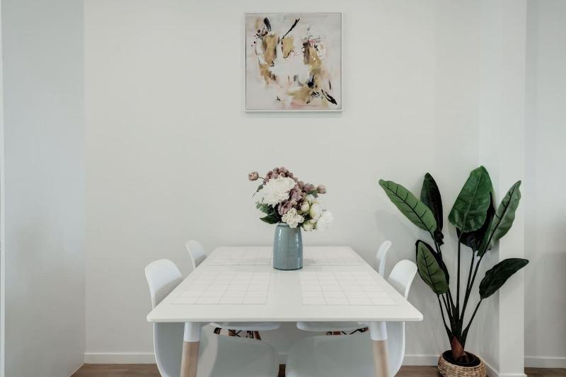 Takapuna Modern Townhouse | Parking nr Lake Pupuke - image 6