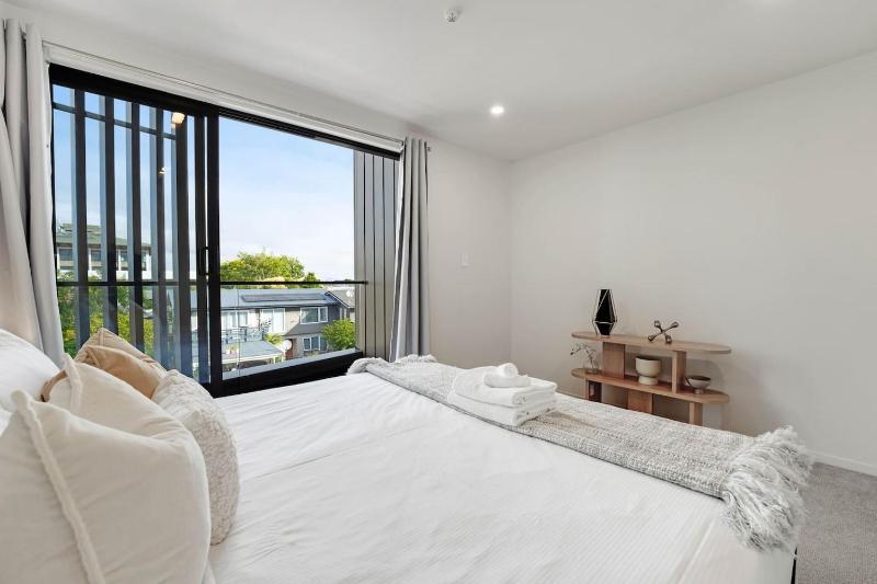 Takapuna Modern Townhouse | Parking nr Lake Pupuke - image 5