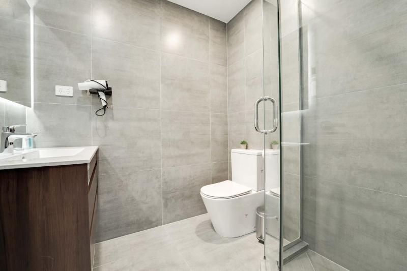 Takapuna Modern Townhouse | Parking nr Lake Pupuke - image 8