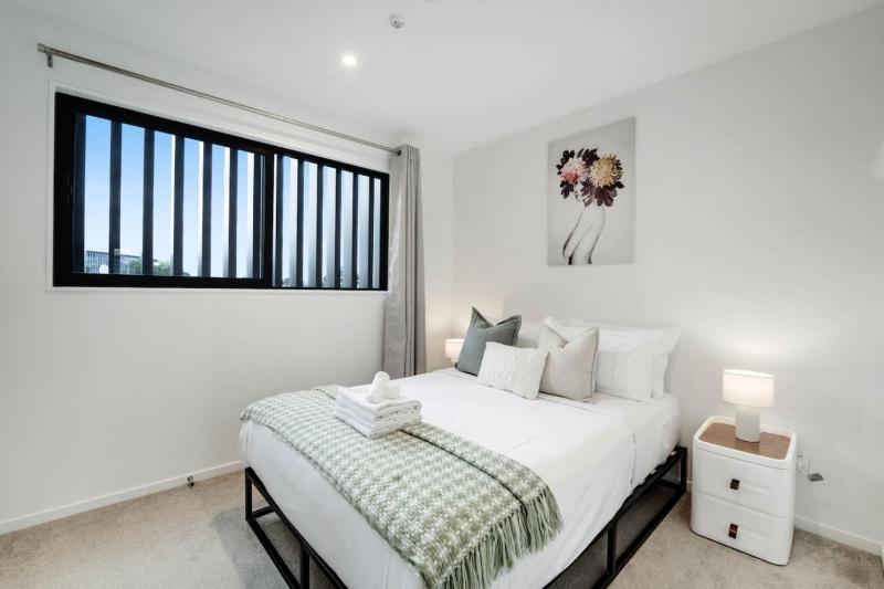 Takapuna Modern Townhouse | Parking nr Lake Pupuke - image 12