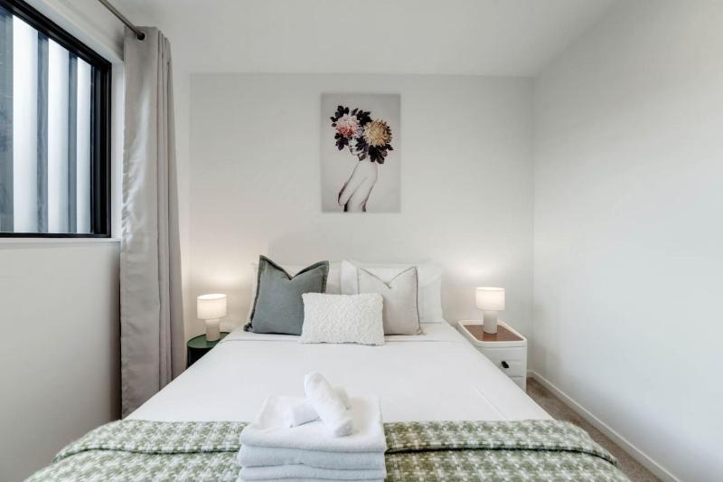 Takapuna Modern Townhouse | Parking nr Lake Pupuke - image 3