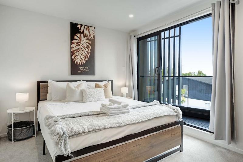 Takapuna Modern Townhouse | Parking nr Lake Pupuke - image 16