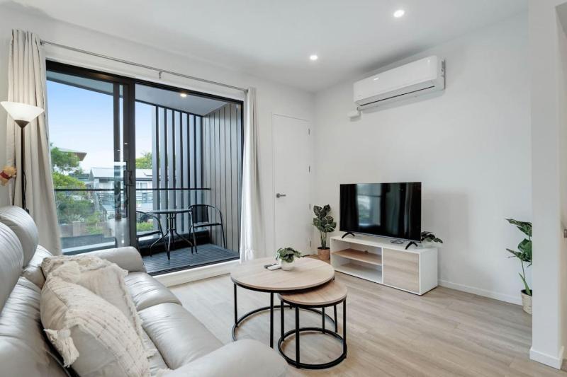 Takapuna Modern Townhouse | Parking nr Lake Pupuke - image 11