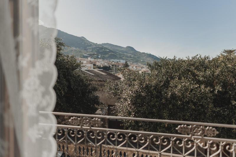 Golden house - image 12