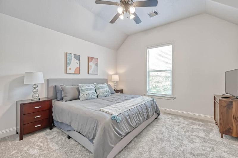 Charming 4BR Home in Houston Heights - image 15