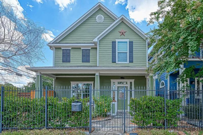 Charming 4BR Home in Houston Heights - image 3
