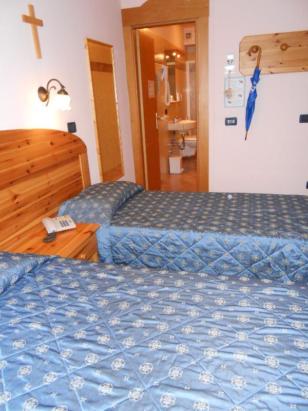 Double or Twin Room Standard image 4