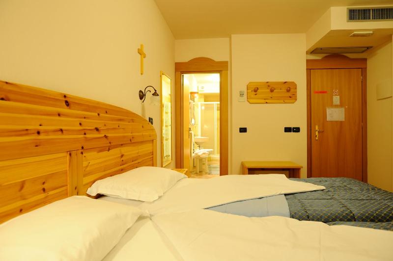 Double or Twin Room Standard image 2
