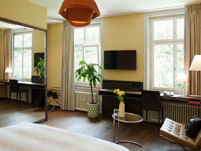 Premium Twin Room image 3