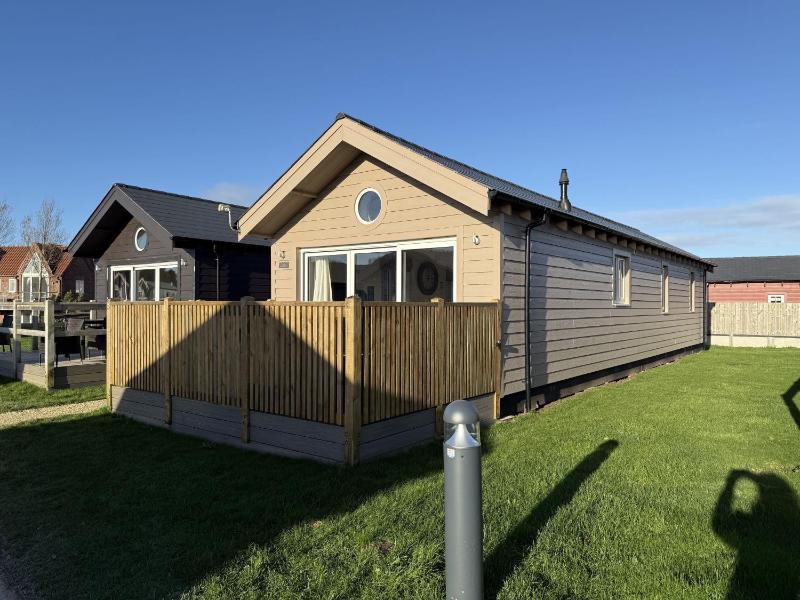 The Dog House on the Meadows The Bay Filey enclosed deck 2 bedrooms with ensuites 2 dogs welcome - image 18