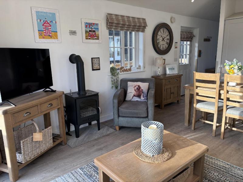 The Dog House on the Meadows The Bay Filey enclosed deck 2 bedrooms with ensuites 2 dogs welcome - image 8