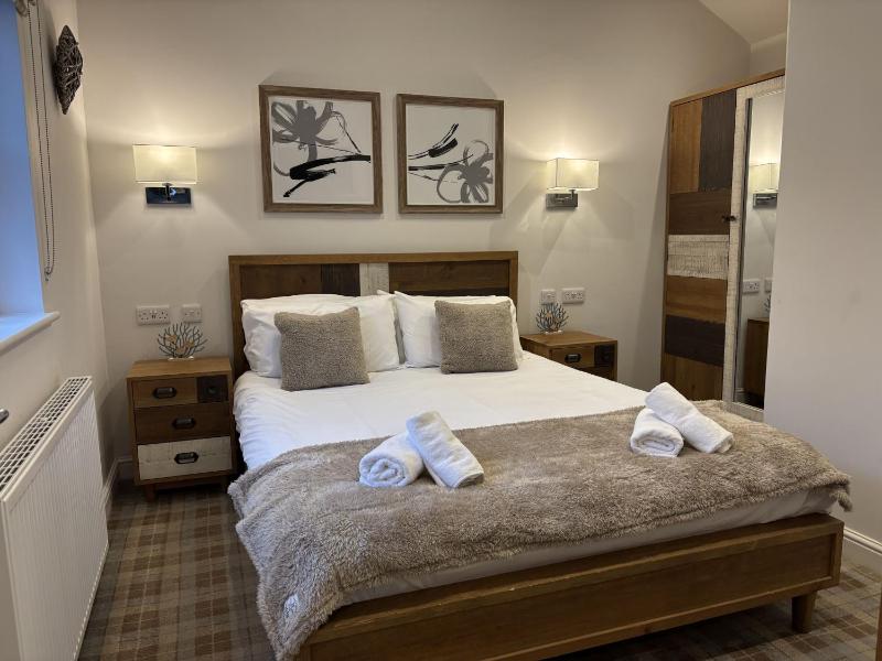 The Dog House on the Meadows The Bay Filey enclosed deck 2 bedrooms with ensuites 2 dogs welcome - image 24