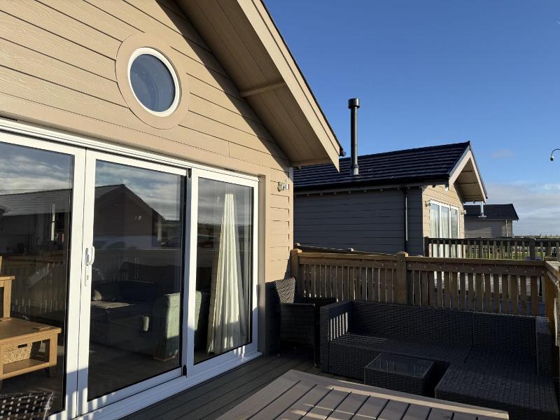 The Dog House on the Meadows The Bay Filey enclosed deck 2 bedrooms with ensuites 2 dogs welcome - image 7