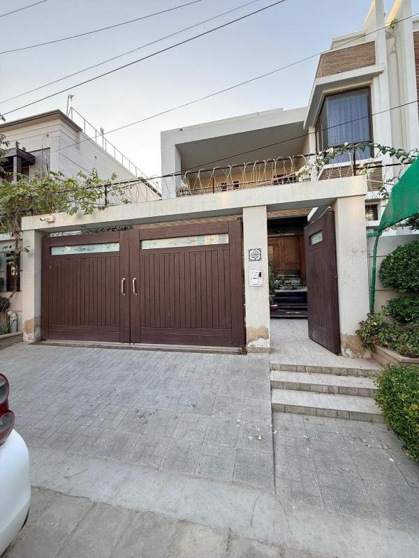 Modern private home ph7 central loc w parking - image 8
