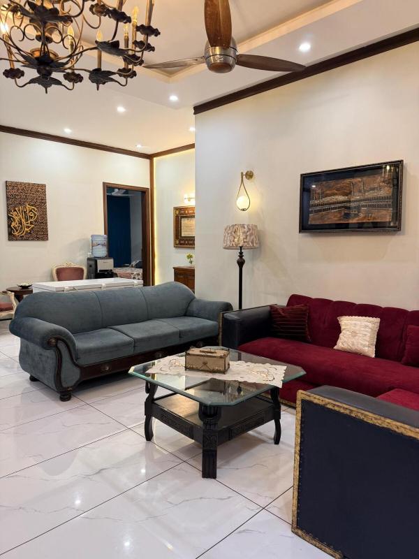 Modern private home ph7 central loc w parking - image 9